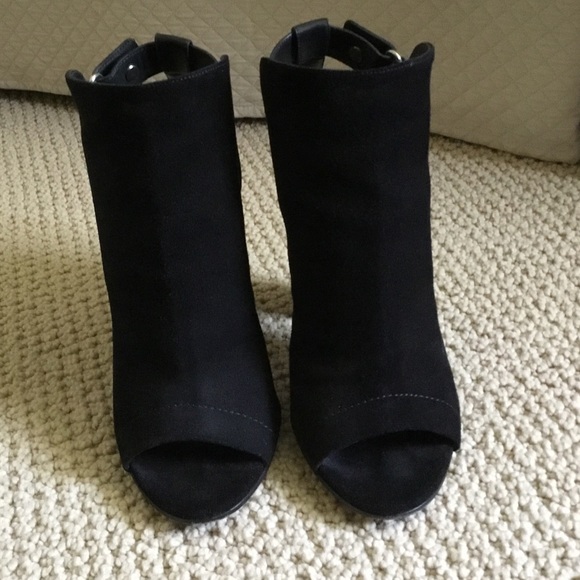 VINCE “ADDISON “ suede ankle booties size 7 US . - Picture 8 of 10